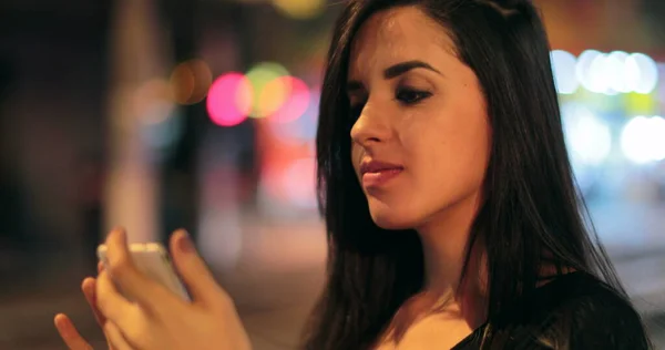 Young Hispanic Brunette Woman Checking Her Cellphone Night Latina Girl — ストック写真