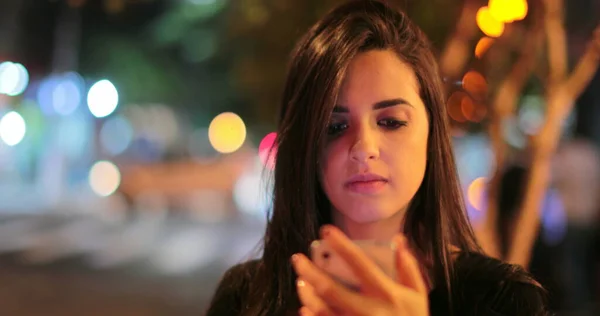 Young Hispanic Brunette Woman Checking Her Cellphone Night Latina Girl — Stockfoto