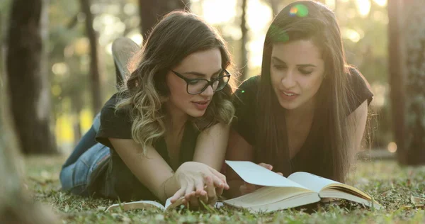 Students Lying Grass Reading Books Sunlight Outdoors Campus Girls Together — Fotografia de Stock