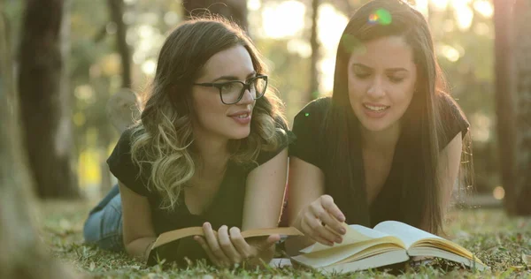 Students Lying Grass Reading Books Sunlight Outdoors Campus Girls Together — Fotografia de Stock