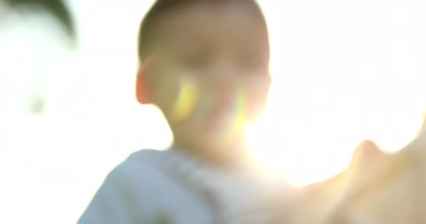 Щаслива Радісна Дитина Малюк Посміхається Камери Матір Під Час Заходу — стокове відео