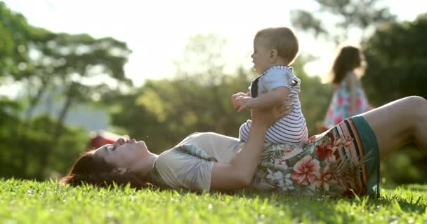 Мать Поднимает Ребенка Воздух Время Заката Открытом Воздухе — стоковое видео