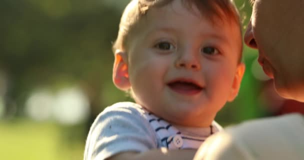 Счастливого Малыша Младенца Улыбающегося Улице Радостный Ребенок Смеется Перед Камерой — стоковое видео