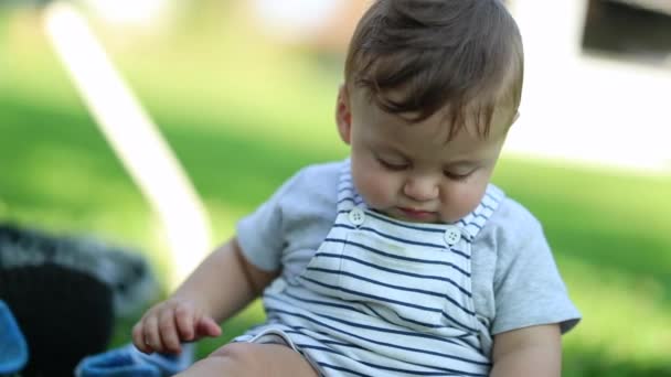 Симпатичный Ребенок Парке Открытым Небом — стоковое видео