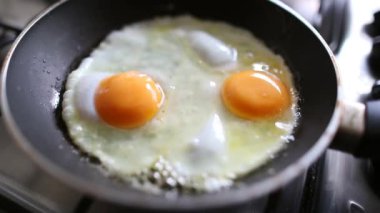 Yavaş çekimde tavada iki yumurta kızartıyorum.