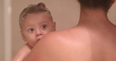 Samimi, otantik bir anne, yeni yürümeye başlayan çocuğu yıkıyor.