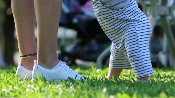 Bebé Aprende Caminar Madre Está Enseñando Hijo Dar Los Primeros — Vídeos de Stock