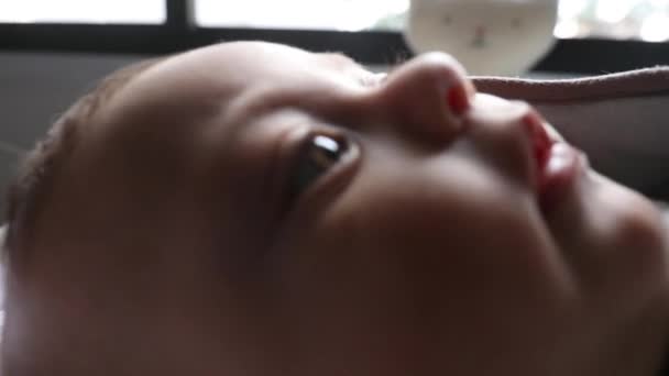 Γλυκό Πρόσωπο Μωρό Παρατηρώντας Και Κοιτάζοντας Ανακαλύπτοντας Τον Κόσμο — Αρχείο Βίντεο