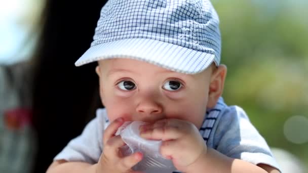 Baby Boy Biting Chewing Plastic Cup — 图库视频影像