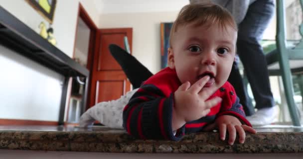 Симпатичний Хлопчик Малюк Вдома Дивиться Камеру Бажаючи Спуститися Сходами — стокове відео