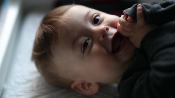 Симпатичная Счастливая Обожаемая Малышка Улыбающаяся Камере — стоковое видео