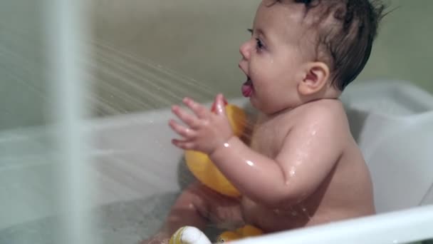Πλύσιμο Χαριτωμένο Μωρό Αγόρι Μέσα Στην Μπανιέρα — Αρχείο Βίντεο