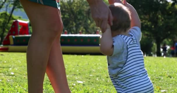 Baby Toddler Steps Barefoot Otuside Park Grass — Vídeos de Stock