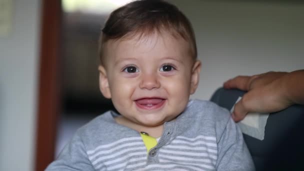 Детская Спонтанная Улыбка Реальная Жизнь Смех Детский Портрет Глядя Камеру — стоковое видео