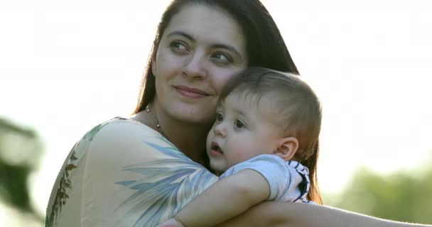 Μητέρα Μωρό Χαιρετώντας Ειλικρινής Και Περιστασιακή — Αρχείο Βίντεο