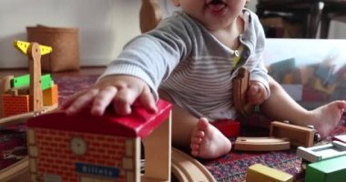 Bebek evde oyuncaklar ile oynama