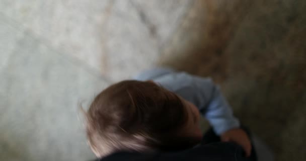 Χαριτωμένο Γλυκό Μωρό Που Κρατιέται Από Πόδια Του Πατέρα Προσωπάκι — Αρχείο Βίντεο