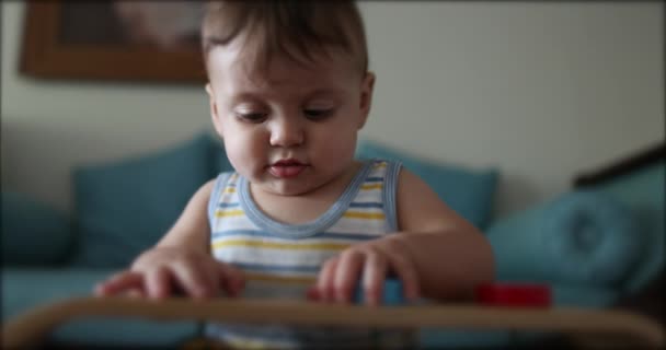 Дитячий Малюк Стоїть Граючи Іграшковою Дугою Приміщенні — стокове відео