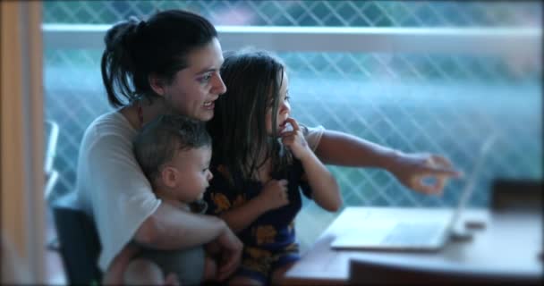 Справжня Справжня Мати Дітьми Перед Екраном Комп Ютерного Ноутбука — стокове відео