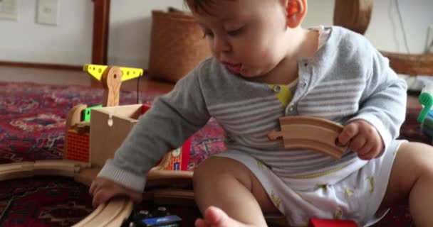 Μωρό Μαθαίνουν Παίζουν Παιχνίδια Στο Σπίτι Παραδοσιακά Ξύλινα Παιχνίδια Κομμάτια — Αρχείο Βίντεο