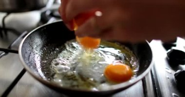 Tavada ikinci yumurtayı kırıyorum.