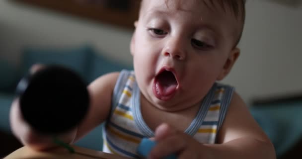 Μωρό Στέκεται Παίζει Παιχνίδι Βρέφος Αγόρι Χτυπάει Φακό Κάμερα — Αρχείο Βίντεο