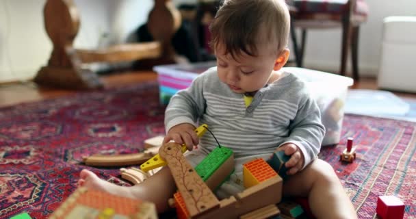 Χαριτωμένο Μωρό Νήπιο Παίζει Παιχνίδια Και Μόνο Στο Σπίτι Αγοράκι — Αρχείο Βίντεο