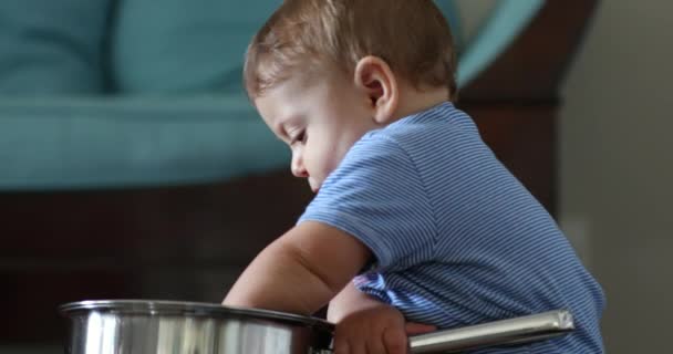 Αξιολάτρευτο Μικρό Παιδί Παίζει Κατσαρόλες Και Τηγάνια Στο Σπίτι Σαλόνι — Αρχείο Βίντεο