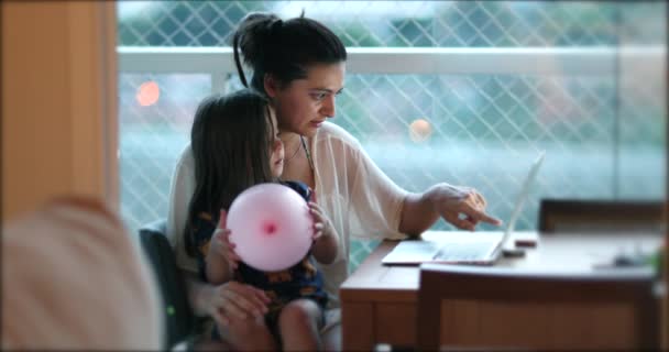 Автентичний Відвертий Батько Дочкою Дитиною Перед Комп Ютерним Ноутбуком Вдома — стокове відео