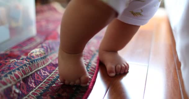 Close Baby Feet Learning Stand — ストック動画