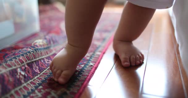 Немовля Тримає Меблях Вчаться Встати — стокове відео