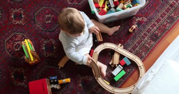 Дитина Тоддлер Грає Іграшками Вдома Дитина Зверху Бачить Іграшковими Дорогами — стокове відео