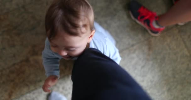 Очаровательный Малыш Держит Ноги Отца Младенец Падает Землю — стоковое видео