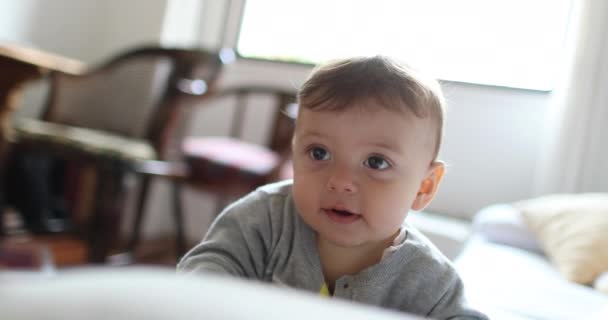 Αξιολάτρευτο Χαριτωμένο Μωρό Χαμογελά Στο Σπίτι Εσωτερικούς Χώρους — Αρχείο Βίντεο