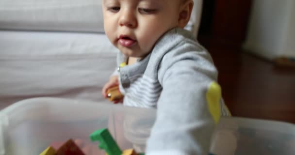 Χαριτωμένο Μωρό Μωρό Αρπάζοντας Παιχνίδι Από Κουτί — Αρχείο Βίντεο