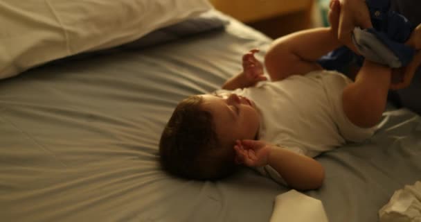 Ребенок Массирует Лицо Ночью Чувствуя Усталость Мама Надевает Пижамную Одежду — стоковое видео