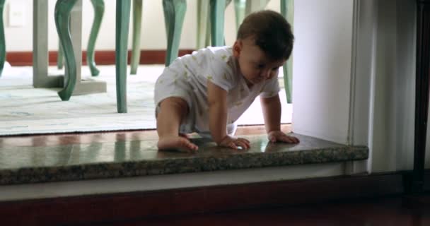 Baby Learning Get Home Step Effortful Infant Child Development Wanting — Stockvideo