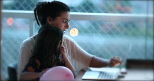 Мати Дитина Разом Вдома Перед Викладанням Екрану Комп Ютера Мама — стокове відео