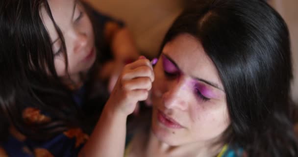 Daughter Applying Make Mother Little Girl Child Applies Makeup Mom — Vídeo de stock