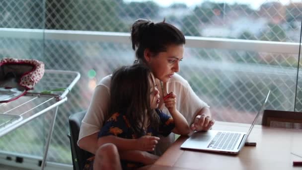 Lánya Anyai Ölben Ült Otthon Számítógép Laptopja Előtt Alkalmi Őszinte — Stock videók