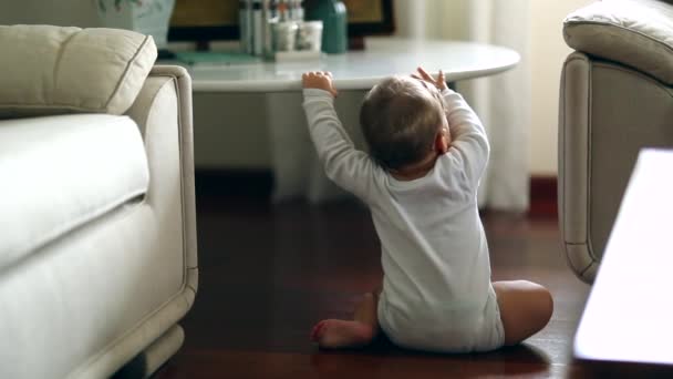 Розвиток Дитини Навчання Дитини Стояти Тримаючись Столові Меблі Повзання Домашній — стокове відео