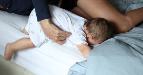 Baby Descending Bed Infant Getting Out Bed Mother Help Supervision — Vídeos de Stock