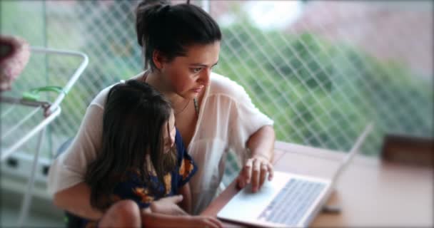 Μητέρα Και Κόρη Μπροστά Στην Οθόνη Του Υπολογιστή Γονιός Και — Αρχείο Βίντεο