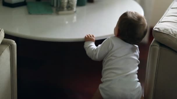 Μωρό Κρατιέται Στο Τραπέζι Στο Σαλόνι Βρέφος Μαθαίνοντας Σταθεί — Αρχείο Βίντεο