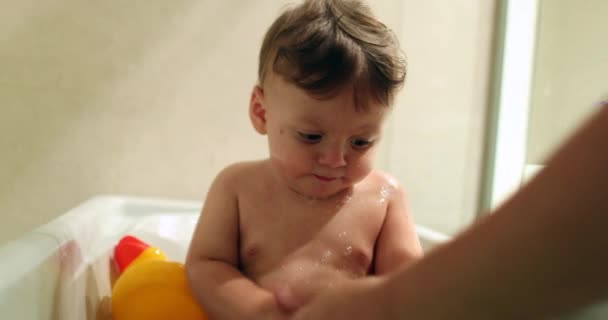 Parent Washing Baby Infant Bathtub Splashing Water Belly — Vídeo de stock