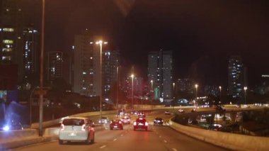 Gece vakti otoyolda ağır çekimde araba sürmek.