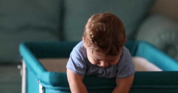 Χαριτωμένο Μωρό Που Κρατιέται Στην Κούνια Παιδί Παιδί Στέκεται Στην — Αρχείο Βίντεο