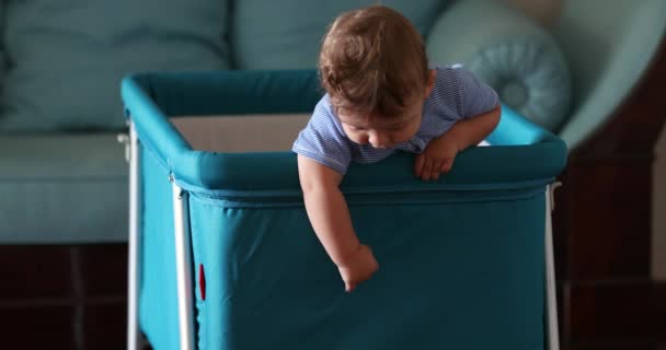 Дитина Всередині Ліжечка Щасливий Чарівний Малюк Тримається Колиску — стокове відео