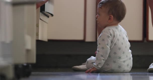 Μωρό Κάθεται Όρθιο Στο Πάτωμα Της Κουζίνας — Αρχείο Βίντεο