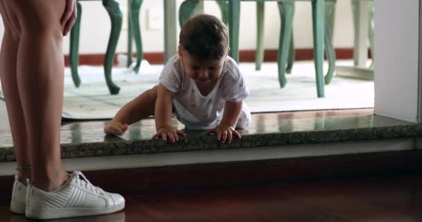 Дитина Вперше Піднімається Вниз Малюк Вчиться Спускатися Сходах Самостійно Спрощений — стокове відео
